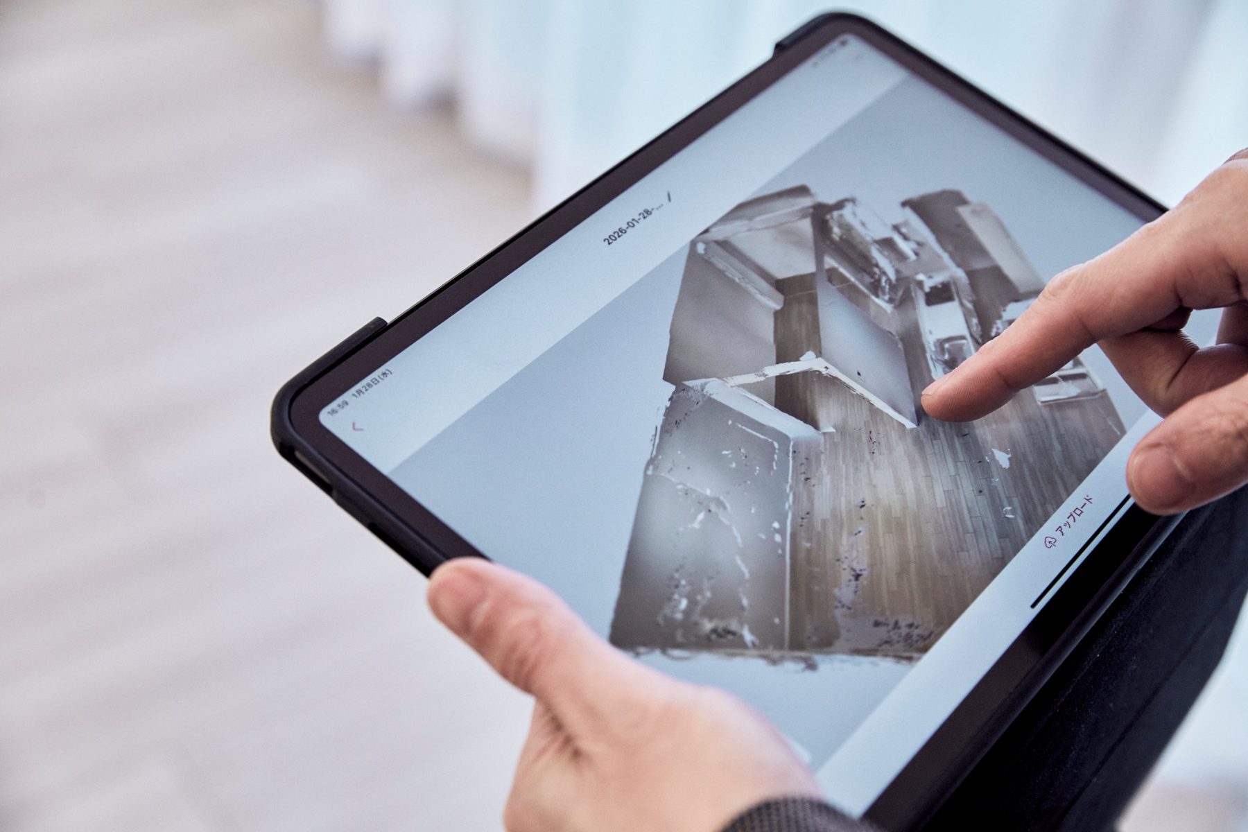 タブレットで現場の3Dモデルを確認する様子